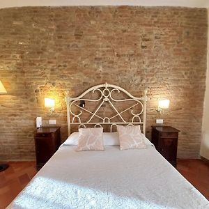 Camera economica con letto king size